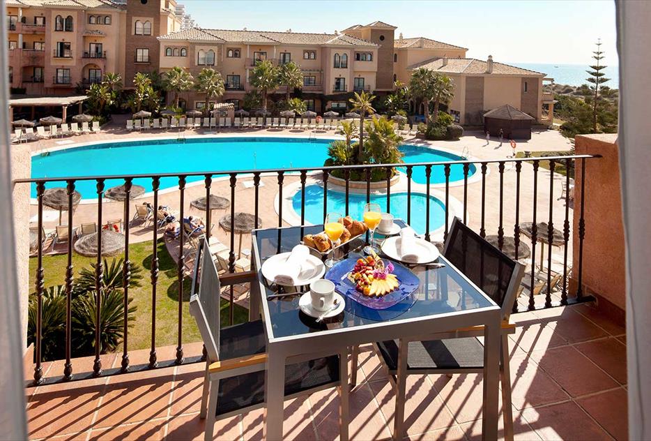 Habitación Doble Superior Familiar Vista Piscina ó Paraje Natural del hotel Barceló Punta Umbría Mar. Foto 1