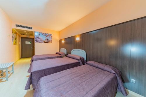 Habitación Triple del hotel Monreal. Foto 4