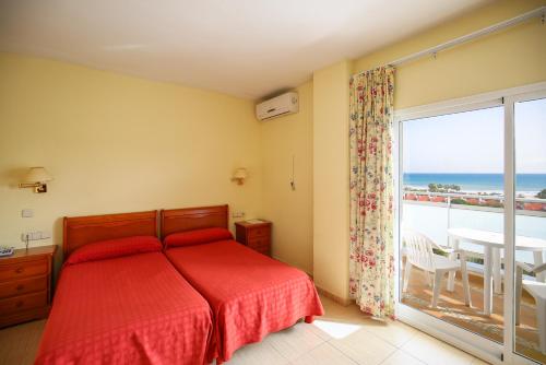 Habitación Doble con vistas al mar del hotel Tres Anclas. Foto 1