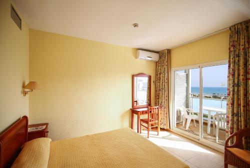 Habitación Doble con vistas al mar del hotel Tres Anclas. Foto 3
