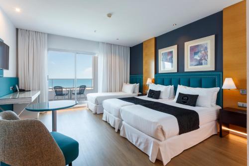 Habitación Triple con vistas al mar del hotel VS Gandía Palace. Foto 1