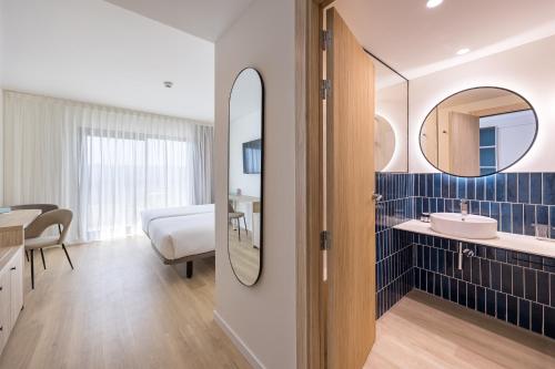Habitación Triple del hotel RH Arena. Foto 4