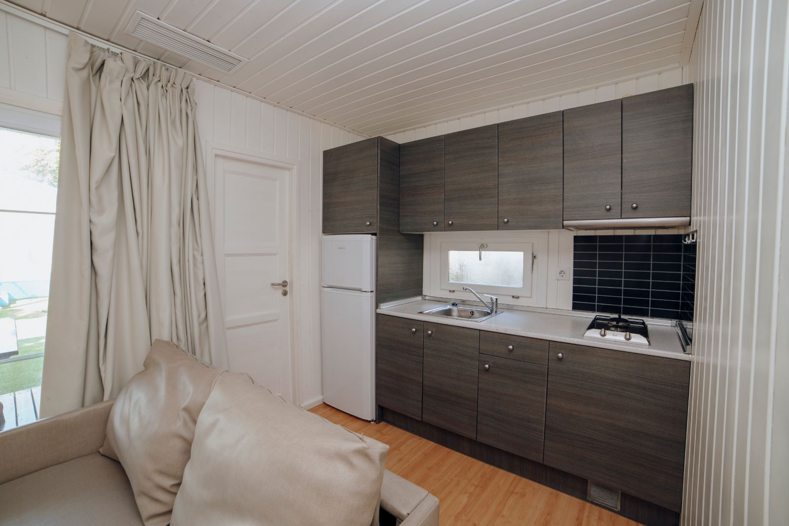 Bungalow Creta Confort del hotel Alannia Guardamar Resort. Foto 4