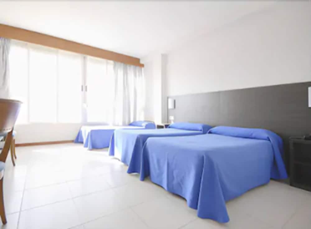 Habitación triple del hotel Safari
