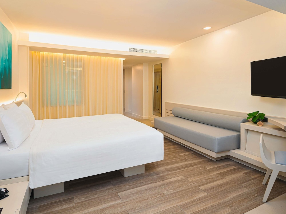 Habitación Deluxe, 1 cama de matrimonio grande del hotel Pullman Pattaya G. Foto 5