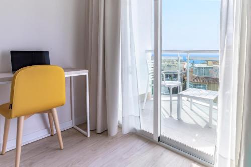 Habitación Doble con vistas laterales al mar del hotel Palmasol. Foto 2