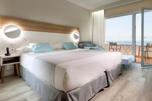 Habitación Doble Deluxe del hotel Benalma Costa del Sol. Foto 1
