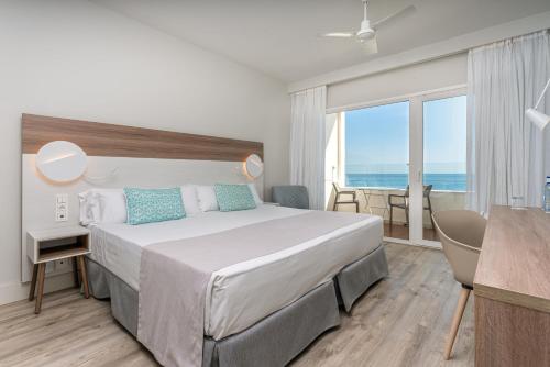 Habitación Doble Premium con vistas al mar del hotel Benalma Costa del Sol. Foto 5