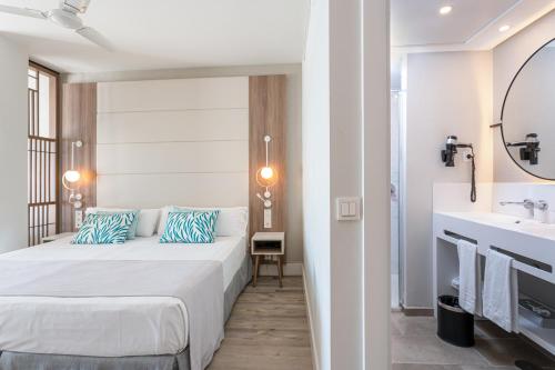 Suite Junior con vistas al mar del hotel Benalma Costa del Sol. Foto 4