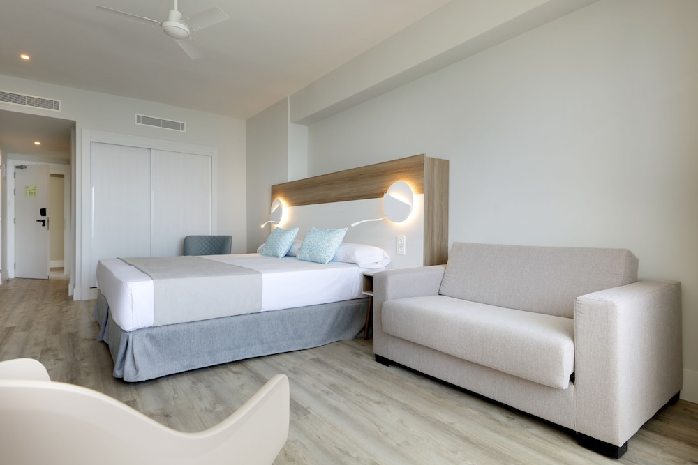 Habitación Grand Vista Mar del hotel Benalma Costa del Sol. Foto 1