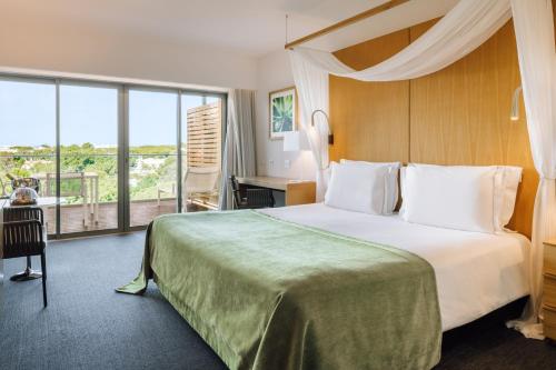 Habitación Deluxe con vistas al resort del hotel Epic Sana Algarve. Foto 1