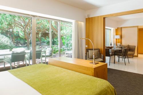 Suite Deluxe con vistas al jardín del hotel Epic Sana Algarve. Foto 2