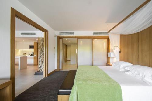 Suite Home con vistas al jardín del hotel Epic Sana Algarve. Foto 2