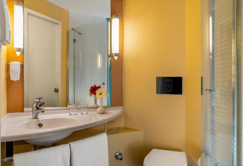 Habitación Doble - Adaptada para personas de movilidad reducida del hotel Ibis Bursa. Foto 3