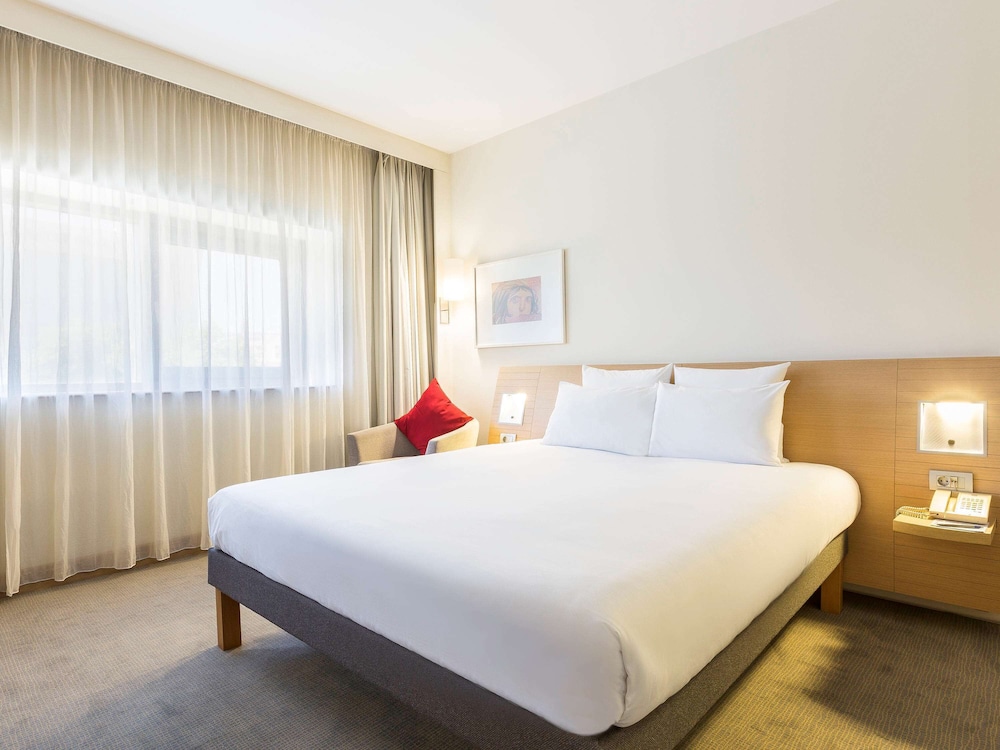 Habitación Ejecutiva con 1 cama queen size y sofá del hotel Novotel Gaziantep. Foto 1