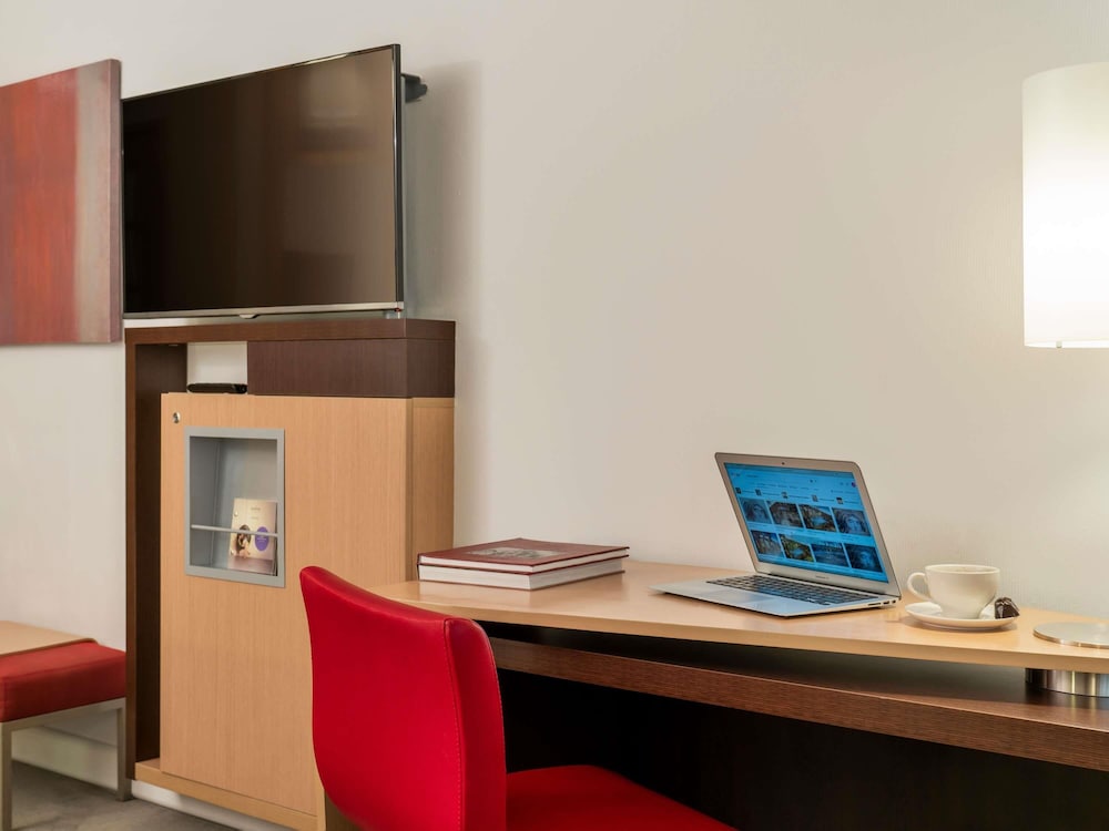 Habitación Ejecutiva con 1 cama queen size y sofá del hotel Novotel Gaziantep. Foto 3