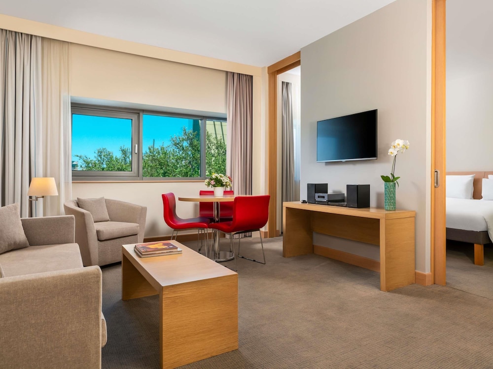 Suite Superior con 1 cama queen size y sofá del hotel Novotel Gaziantep. Foto 2