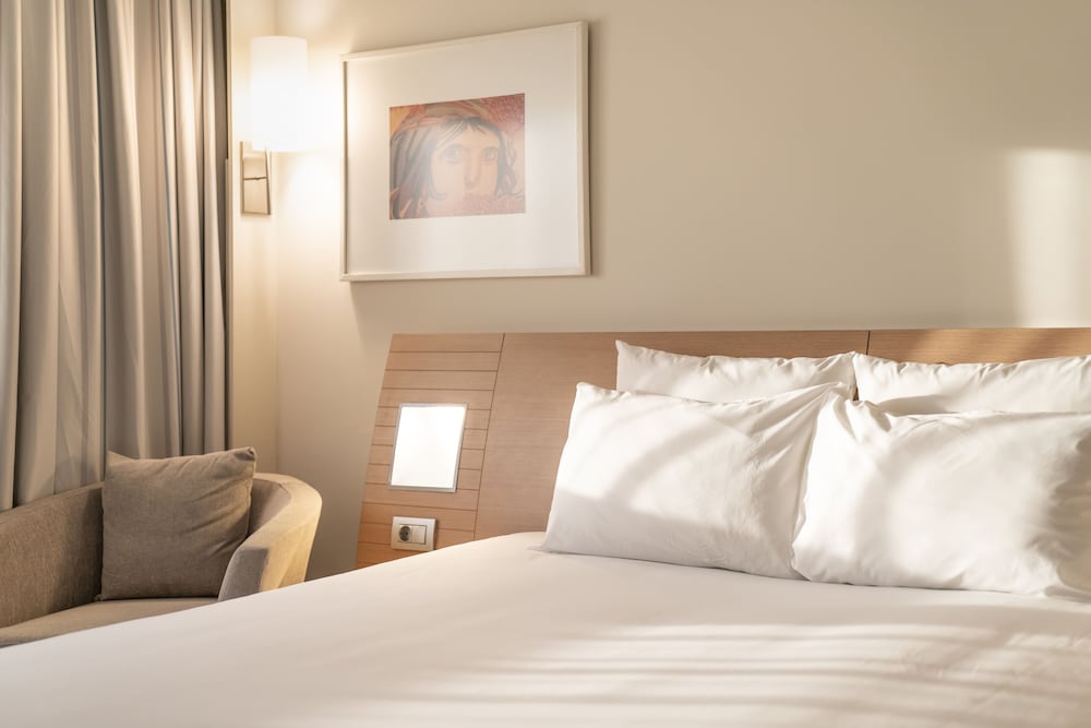 Suite Superior con 1 cama queen size y sofá del hotel Novotel Gaziantep. Foto 3