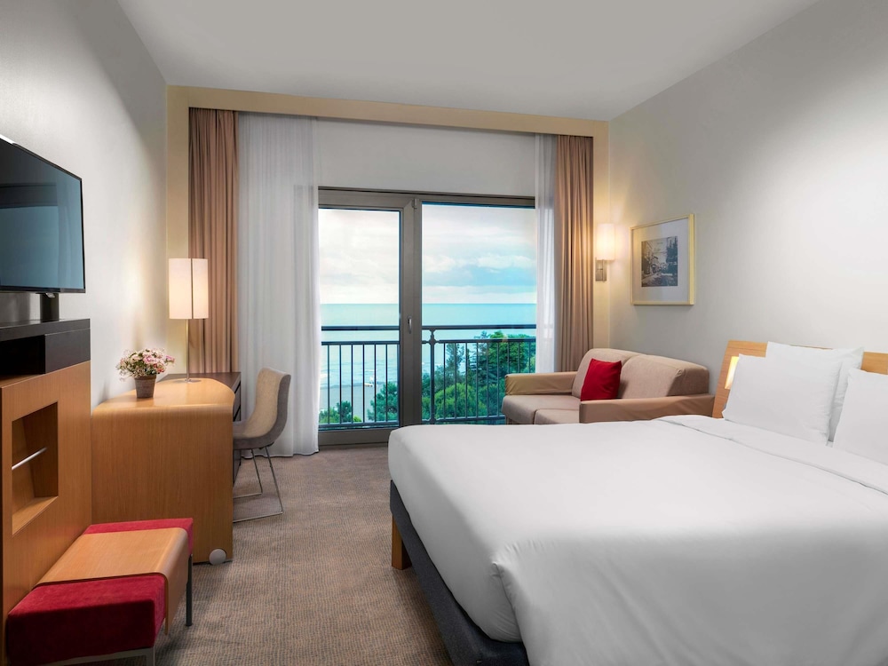 Habitación superior con vistas al mar y una cama doble del hotel Novotel Trabzon