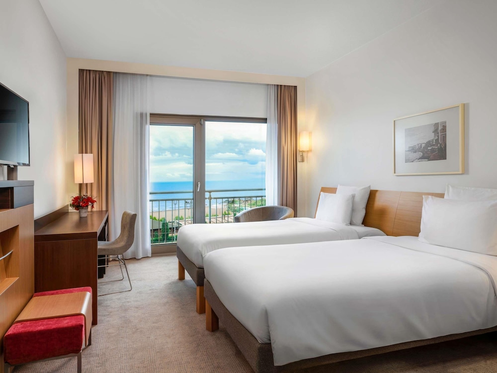Habitación superior con vistas al mar y dos camas individuales del hotel Novotel Trabzon