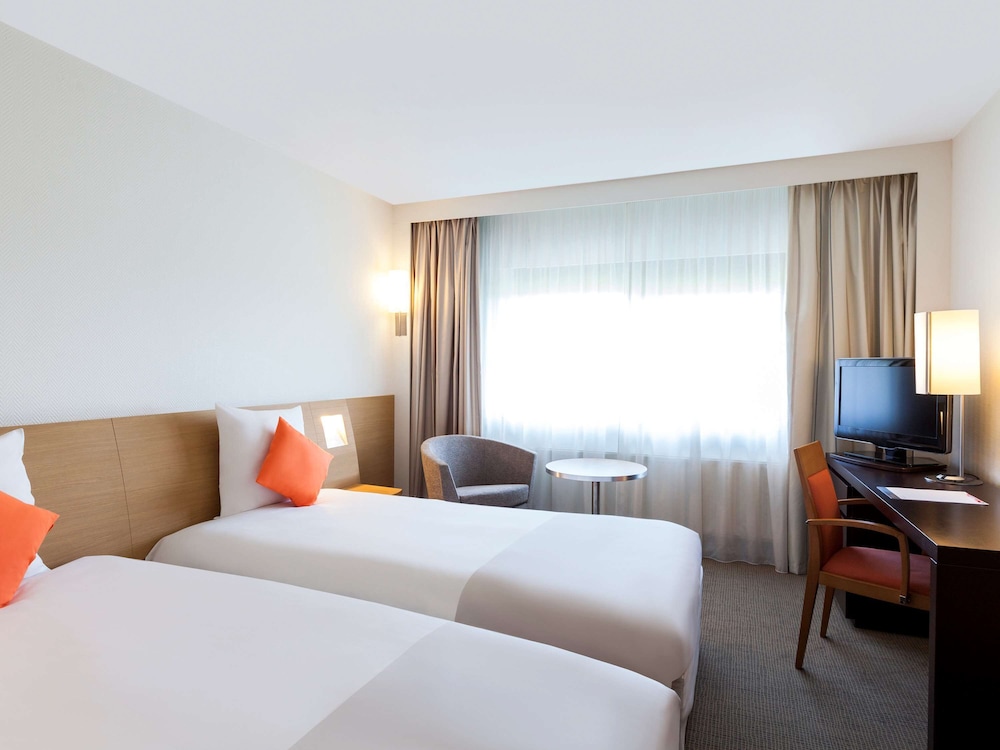 Habitación superior con vistas al mar y dos camas individuales del hotel Novotel Trabzon. Foto 2