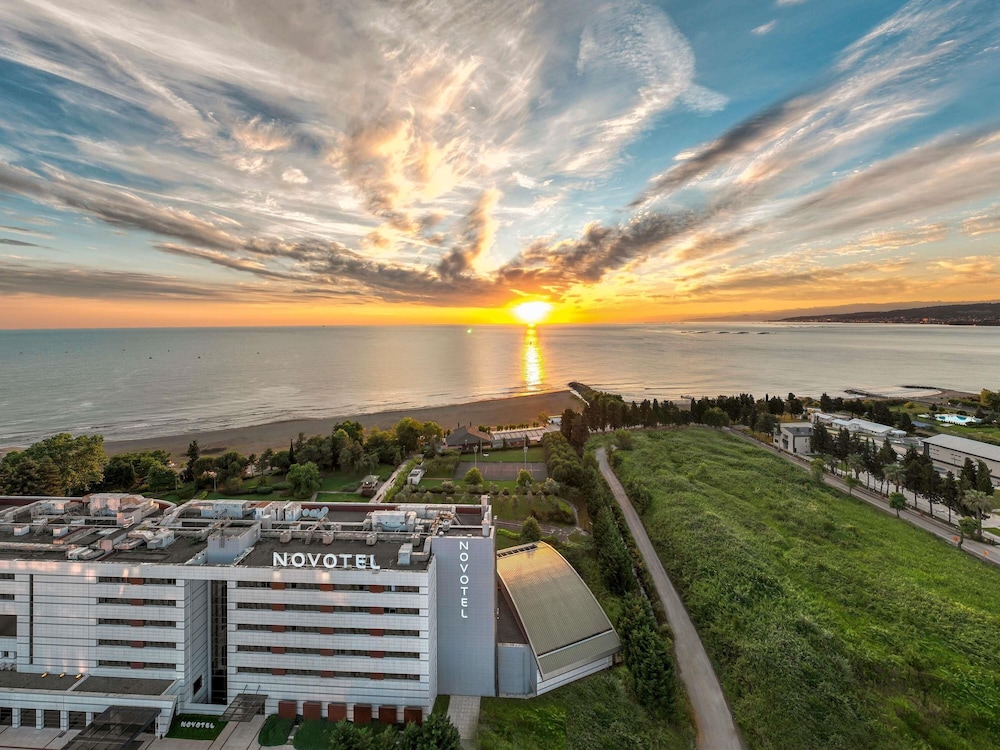 Habitación superior con vistas al mar y dos camas individuales del hotel Novotel Trabzon. Foto 9