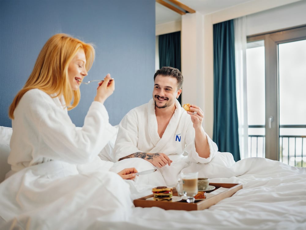 Suite con una cama doble y sofá del hotel Novotel Trabzon. Foto 5