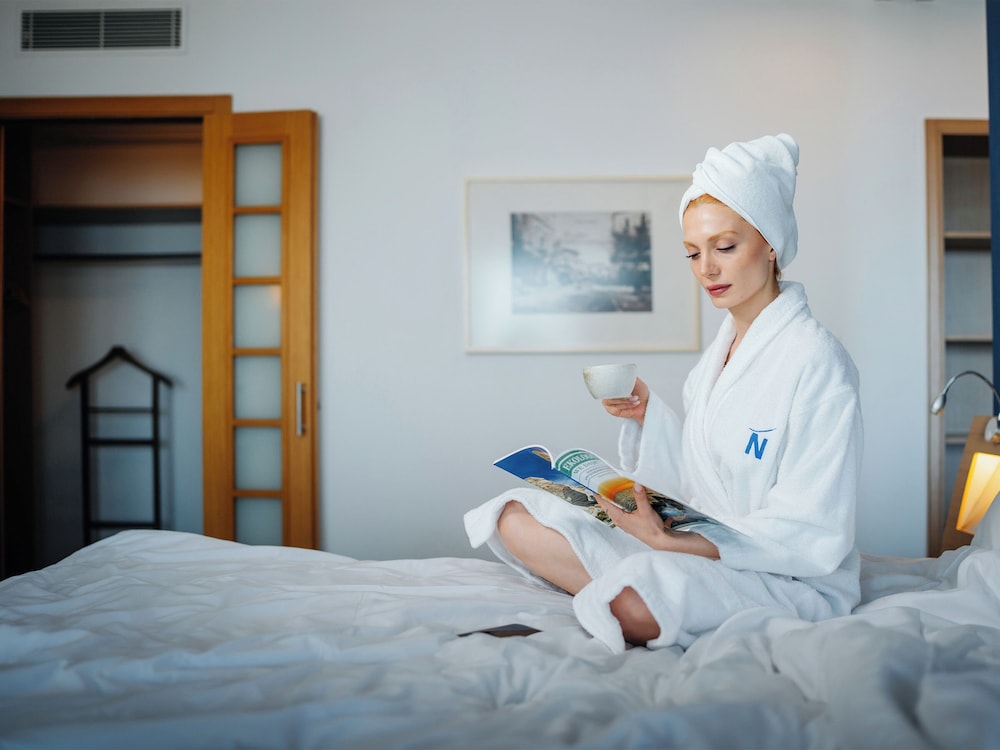 Suite con una cama doble y sofá del hotel Novotel Trabzon. Foto 6