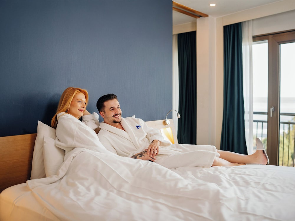 Suite con una cama doble y sofá del hotel Novotel Trabzon. Foto 12