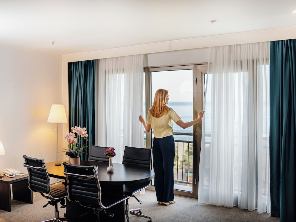 Suite con una cama doble y sofá del hotel Novotel Trabzon. Foto 14