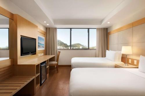 Habitación Doble con vistas al mar - 2 camas del hotel Hilton Copacabana Rio De Janeiro. Foto 4