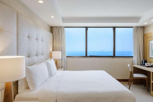 Habitación con cama extragrande y vistas al mar - Frente al mar del hotel Hilton Copacabana Rio De Janeiro. Foto 3