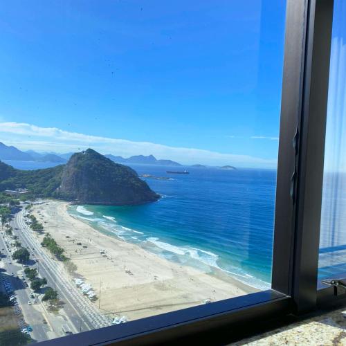Habitación con cama extragrande y vistas al mar del hotel Hilton Copacabana Rio De Janeiro