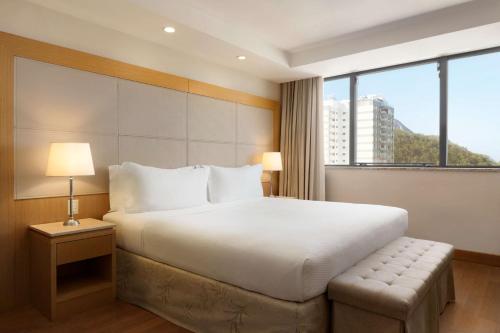 Habitación con cama extragrande y vistas al mar del hotel Hilton Copacabana Rio De Janeiro. Foto 4