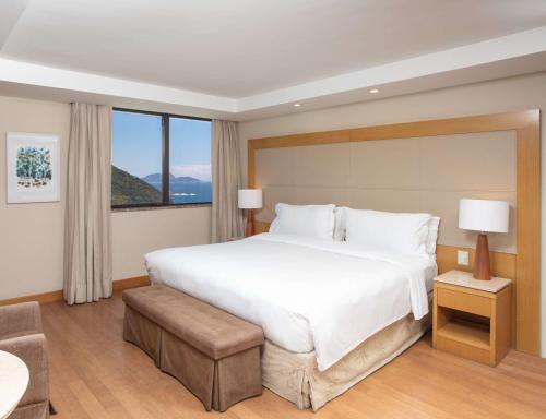 Habitación Doble Executive con vistas al océano y cama grande del hotel Hilton Copacabana Rio De Janeiro