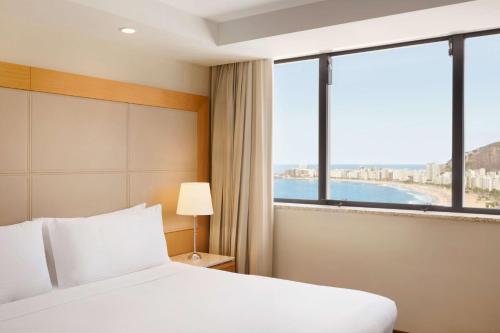 Habitación con cama extragrande y vistas al mar - Copacabana del hotel Hilton Copacabana Rio De Janeiro