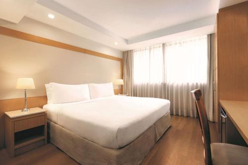 Habitación con cama extragrande y vistas a la ciudad del hotel Hilton Copacabana Rio De Janeiro