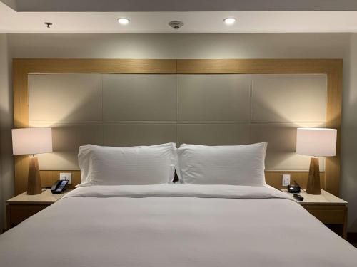 Habitación con cama extragrande y vistas a la ciudad del hotel Hilton Copacabana Rio De Janeiro. Foto 1