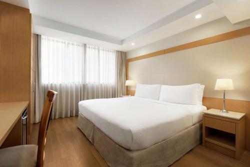 Habitación con cama extragrande y vistas a la ciudad del hotel Hilton Copacabana Rio De Janeiro. Foto 3