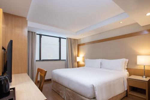 Habitación con cama extragrande y vistas a la ciudad del hotel Hilton Copacabana Rio De Janeiro. Foto 4