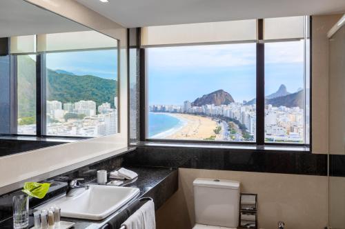 Suite Executive situada frente al mar - 1 cama extragrande del hotel Hilton Copacabana Rio De Janeiro. Foto 5