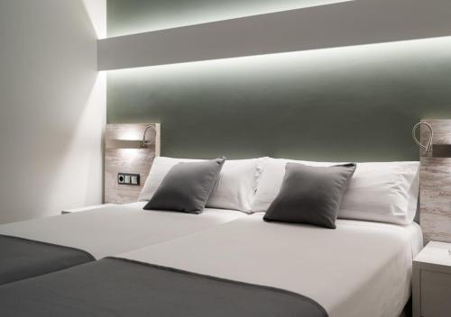 Habitación familiar Superior Sofá Cama incluido 2 Camas individuales 1 Cama doble del hotel Medplaya Hotel Bali. Foto 2