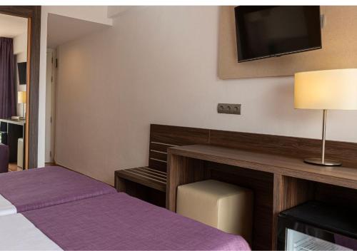 Habitación Triple del hotel Medplaya Alba Beach. Foto 4