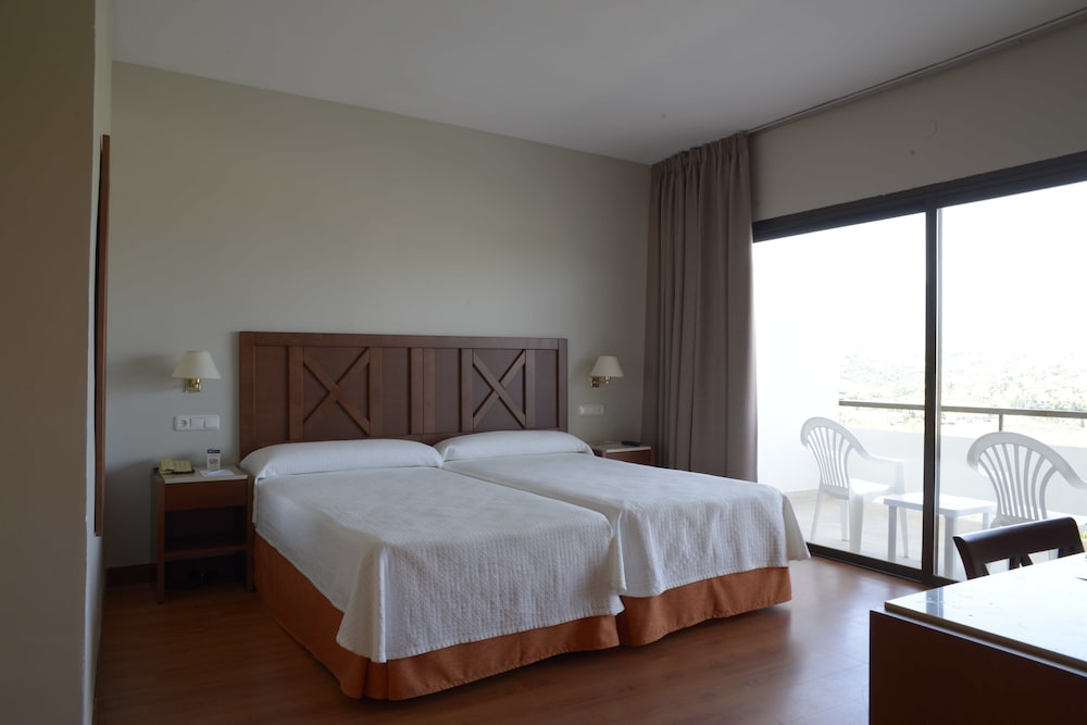 Habitación con 1 cama doble o 2 individuales + 1 cama extra vistas a la montaña del hotel TRH Paraiso. Foto 3