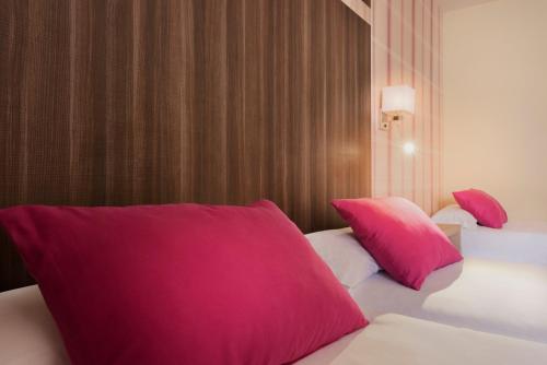 Habitación Triple Superior con vistas a la piscina del hotel Ona Diana Park. Foto 4