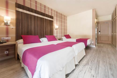 Habitación Triple Superior con vistas a la piscina del hotel Ona Diana Park. Foto 6