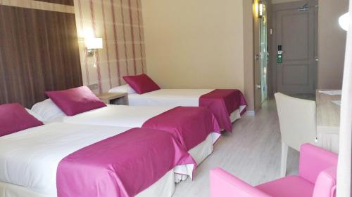 Habitación Triple Superior con vistas a la piscina del hotel Ona Diana Park. Foto 7