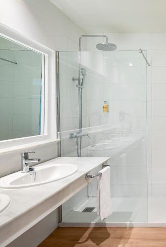 Suite Xtra Sol con vistas al mar del hotel Sol Marbella Estepona Atalaya Park. Foto 7