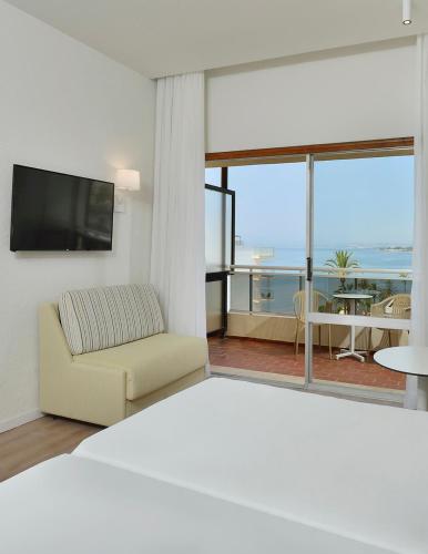 Habitación Sol Xtra con vistas al mar del hotel Sol Marbella Estepona Atalaya Park. Foto 3