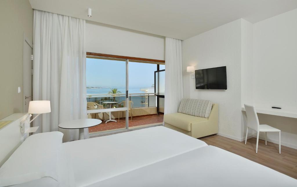 SOL ROOM XTRA SEA VIEW del hotel Sol Marbella Estepona Atalaya Park. Foto 3